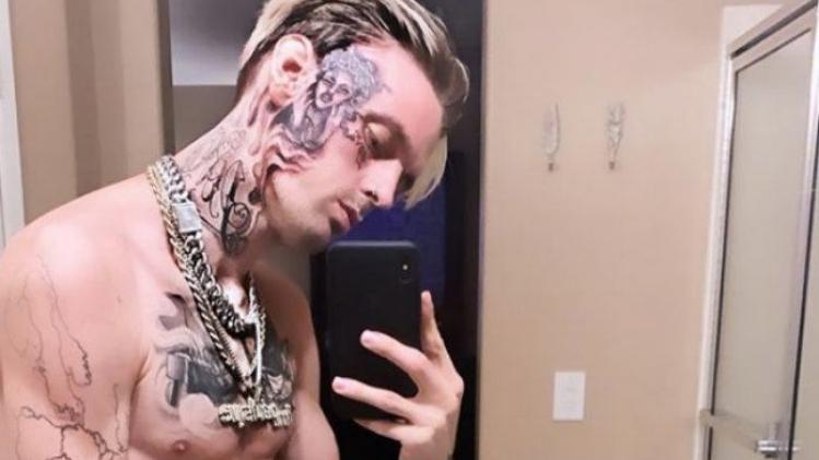 BIZAR. Aaron Carter zette gigantische tattoo van DEZE superster op zijn gezicht