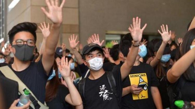 Duizenden boze betogers verzamelen zich in Hongkong nadat politie met scherp schiet
