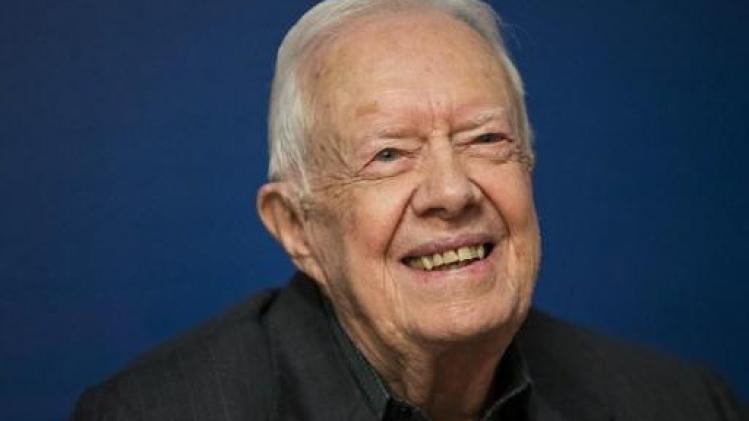 Voormalig Amerikaans president Jimmy Carter maakt een val