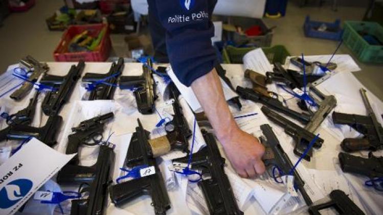Massa vuurwapens en tienduizenden euro's in beslag genomen bij elf huiszoekingen