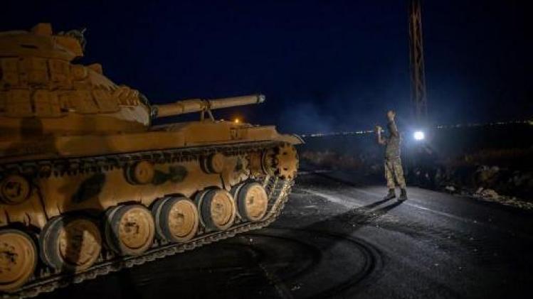 Geweld Syrië - Turkije stuurt nog meer pantsvoertuigen naar grens met Syrië