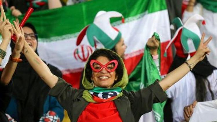 Vrouwen in Iran beleven eerste voetbalmatch in decennia in stadion