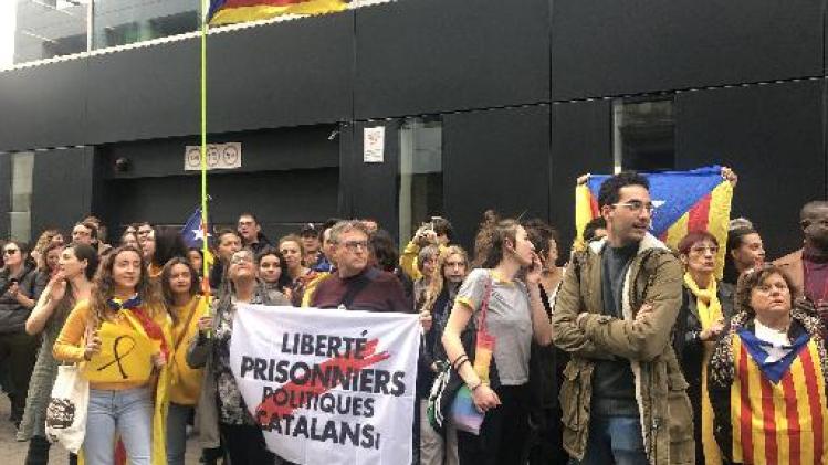 Catalanen betogen voor de Spaanse ambassade tegen veroordeling separatisten