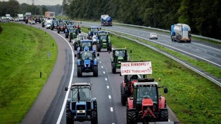 Nederlandse boeren stappen op snelweg uit tractor
