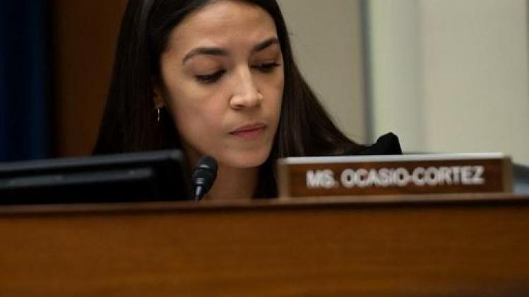 Alexandria Ocasio-Cortez schaart zich wellicht achter Bernie Sanders