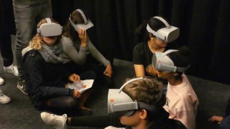 Jongeren ervaren gevaren van spoorlopen in virtual reality-campagne Infrabel