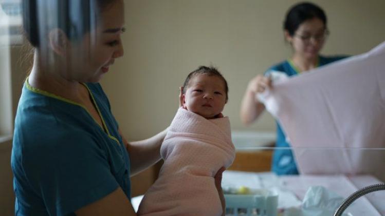 BIZAR. Chineze Vrouw van 67 zet kindje op de wereld