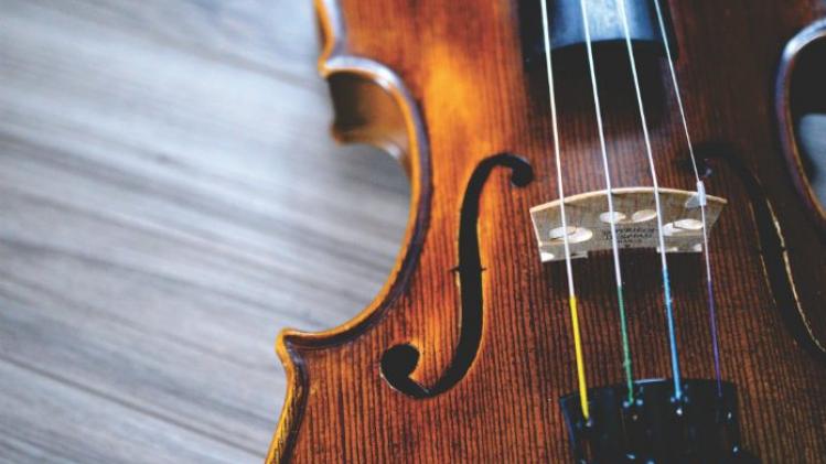 Pijnlijk! Meer dan 300 jaar oude viool achtergelaten op trein in Groot-Brittannië