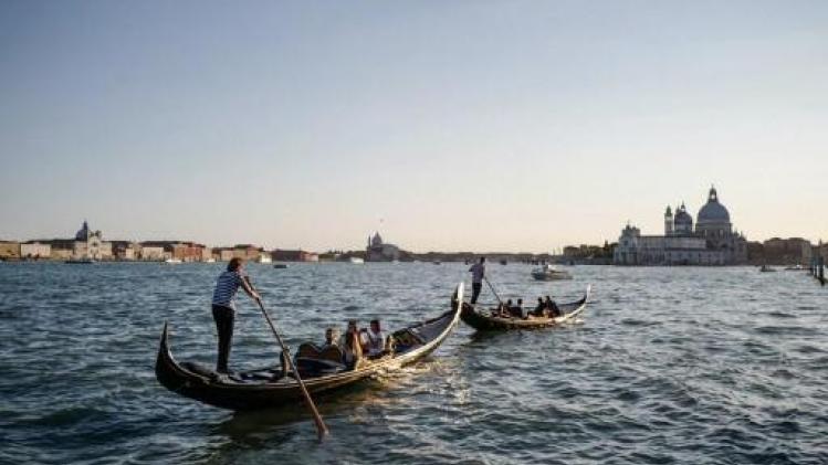 Gondeliers in Venetië nemen duik om afval uit water te halen