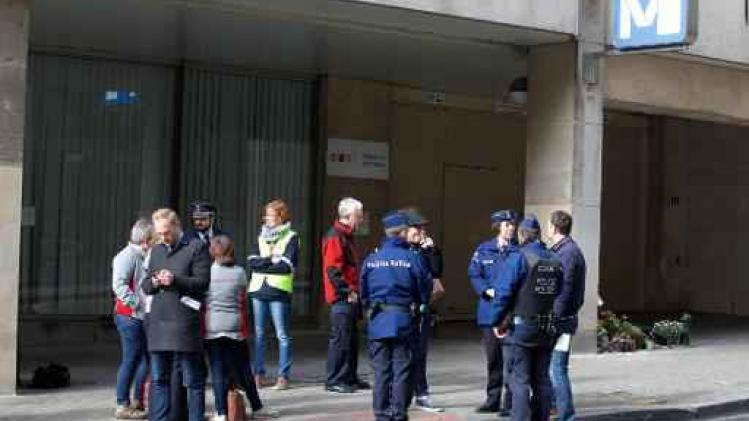 Aanslagen - Tweehonderdtal slachtoffers en nabestaanden bezochten metrostation Maalbeek