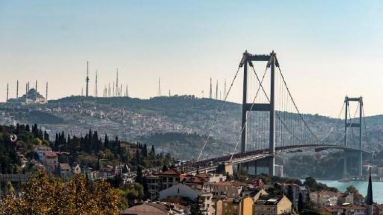 Buschauffeur rijdt mensen aan halte omver in Istanboel