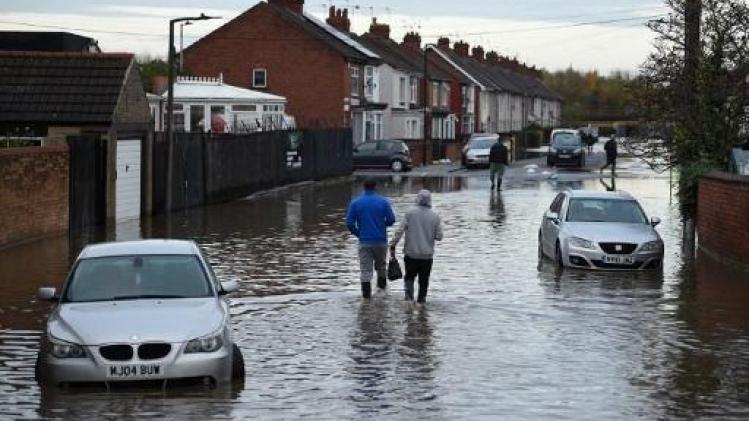 Vrouw omgekomen en tientallen evacuaties bij overstromingen in Engeland