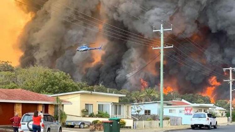 Twee doden en honderd huizen verwoest bij "ongeziene" bosbranden in Australië