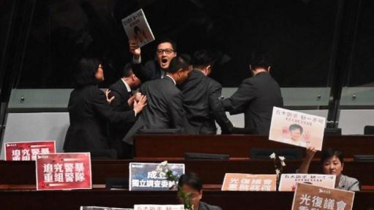Onrust Hongkong: Drie parlementsleden opgepakt