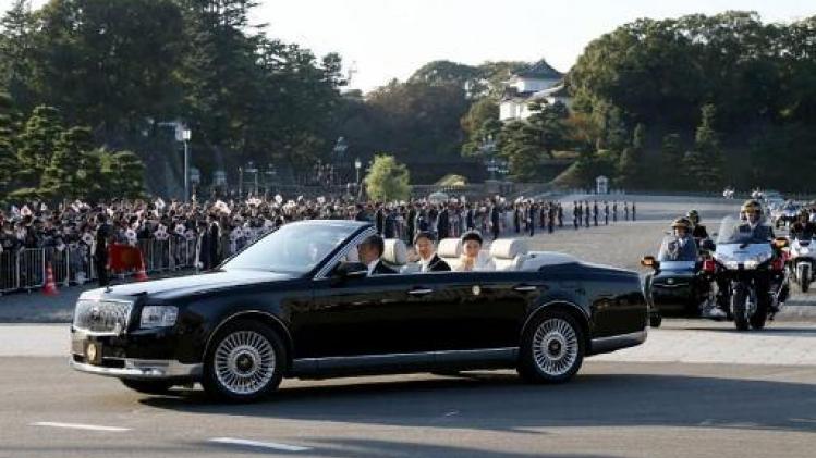 Tienduizenden Japanners juichen keizer en keizerin toe tijdens parade in Tokio