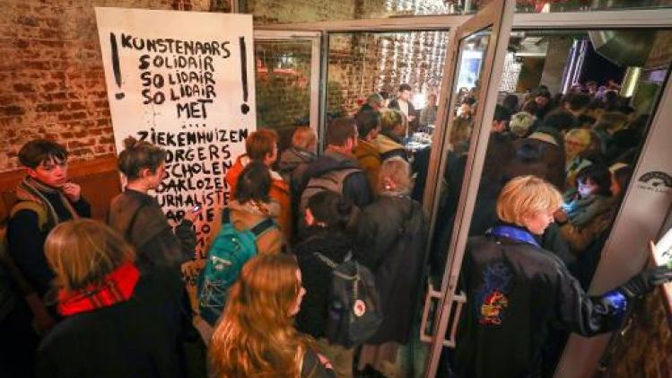 Cultuursector protesteert in Brusselse Beursschouwburg tegen besparingsplannen
