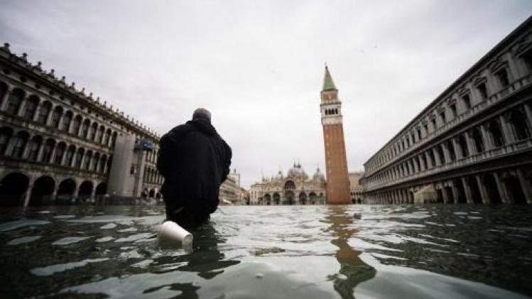 San Marcoplein in Venetië afgesloten door overstromingen
