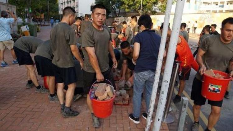 Chinese soldaten ruimen barricades op aan Hongkongse universiteit
