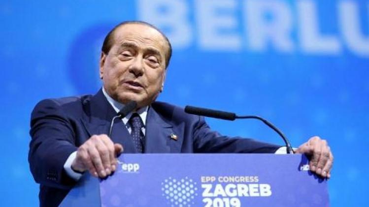 Berlusconi in het ziekenhuis na val op congres