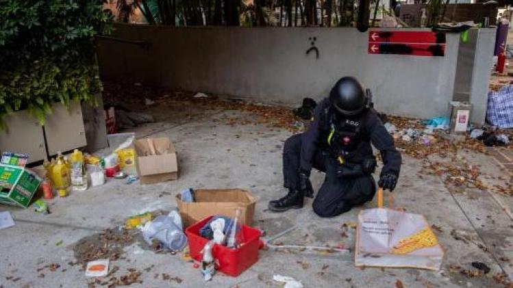 Onrust Hongkong - Politie verzamelt gevaarlijk materiaal op polytechnische universiteit na bezetting