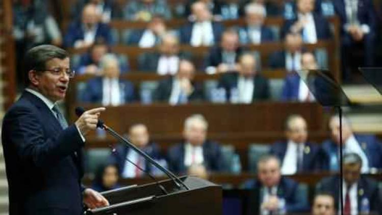 Turkse parlementsleden met elkaar op de vuist