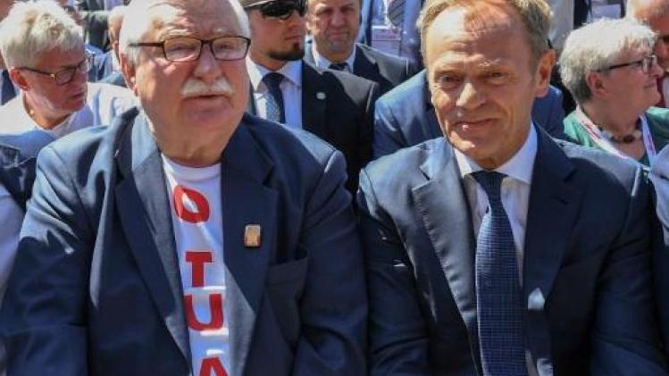 Tusk en Walesa roepen Polen op tot protest tegen justitiehervorming