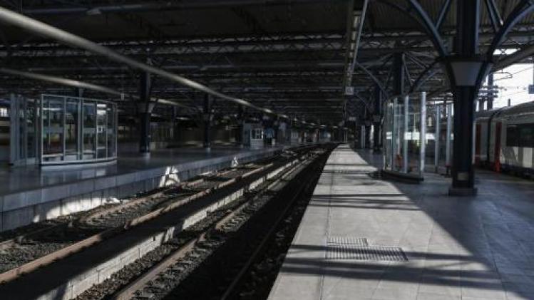 Een trein op de drie rijdt