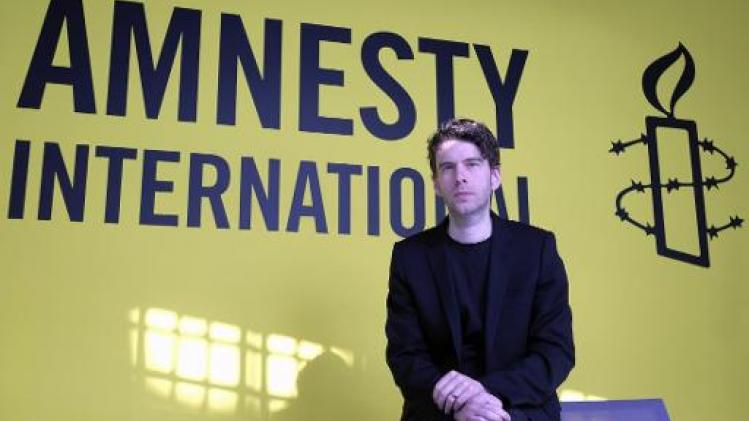 Amnesty International tekent stoep Iraanse ambassade vol met krijtlijken