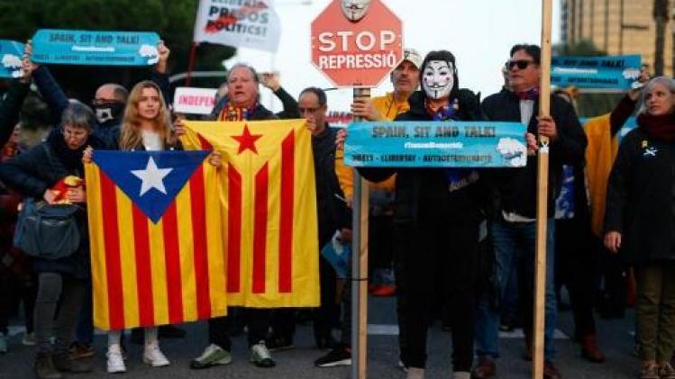 Honderden Catalaanse manifestanten blokkeren wegen naar Camp Nou in aanloop naar Clasico