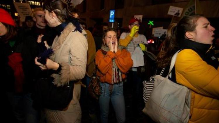 Betogers zingen in koor tegen het Vlaamse besparingsbeleid en de begroting