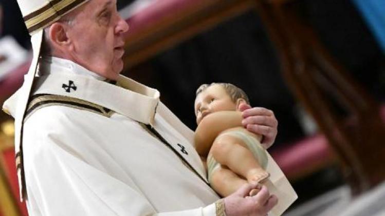 Paus predikt tijdens kerstnachtmis onbaatzuchtige christelijke liefdadigheid
