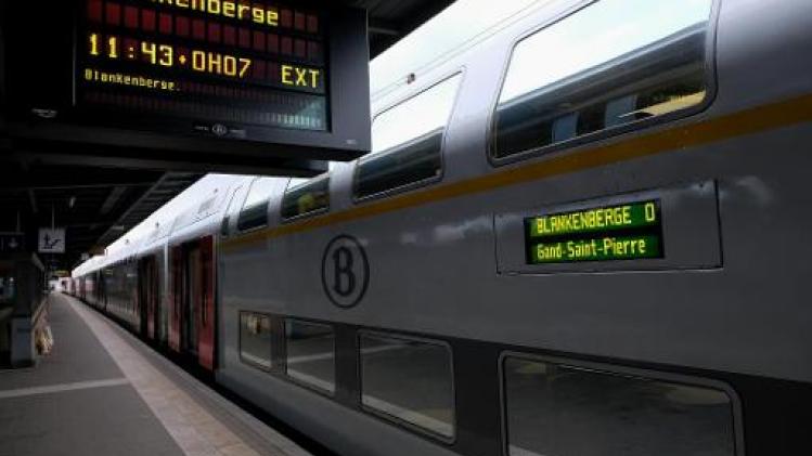 Trein met 100 reizigers tweetal uur geblokkeerd door bovenleidingsbreuk bij Mortsel