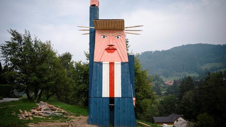 Houten standbeeld van Trump in Slovenië gaat in vlammen op