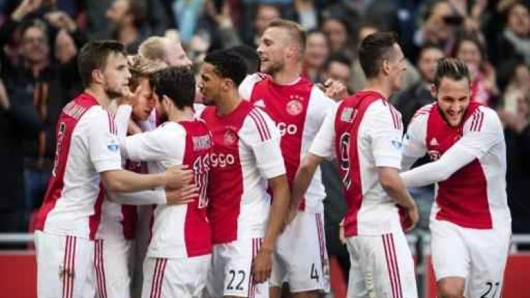 Belgen in het buitenland - Ajax houdt PSV af