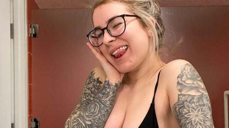 Bekende YouTubester gedegouteerd nadat fan bikinifoto van haar bewerkt