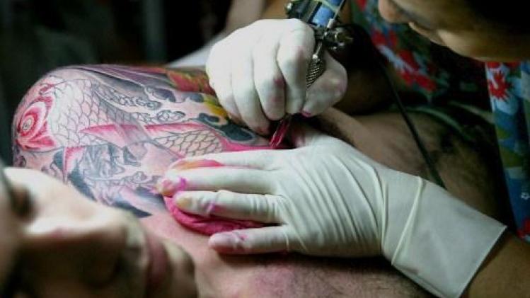 Europese Commissie gaat de strijd aan met gevaarlijke tattoo-inkt