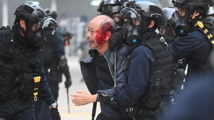Politie Hongkong gebruikt traangas en rubberen kogels om manifestanten uit elkaar te drijven