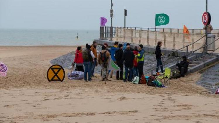 Extinction Rebellion tekent zandloperlogo op strand Oostende
