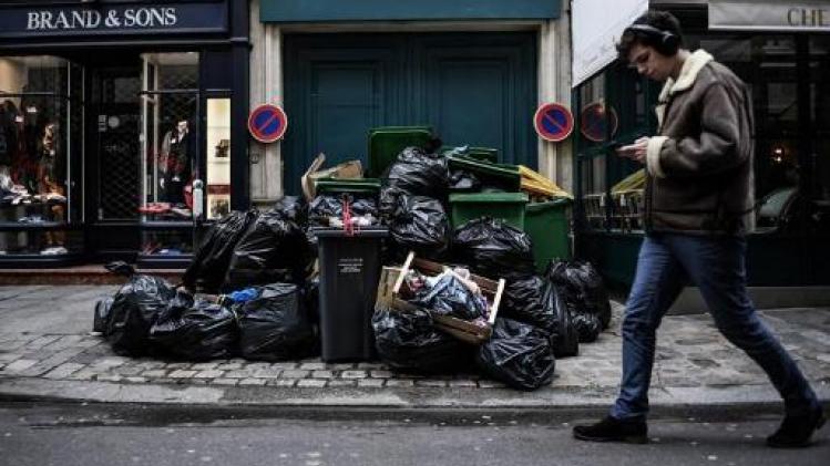 Afval stapelt zich op in straten van Parijs door staking tegen pensioenhervorming