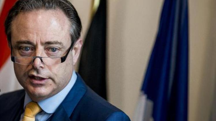 De Wever roept Vlaamse partijen op om "niet te plooien voor de oekazes van de PS"