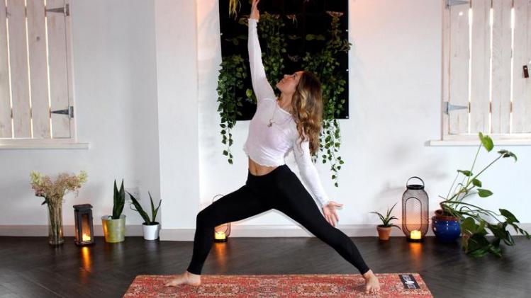 Nood aan beweging? Via deze gratis livestream yoga je vanuit je living