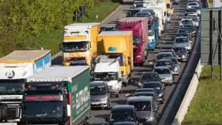Druk op Vlaamse snelwegen door ongevallen en vakantieverkeer