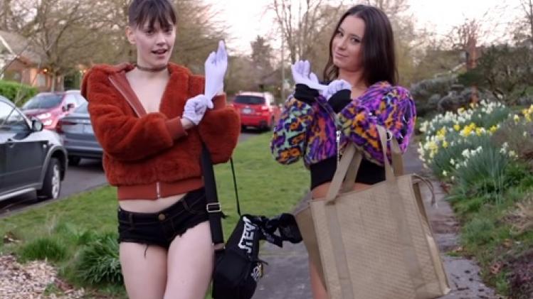 VIDEO. Technische werkloze strippers leveren dan maar eten aan huis