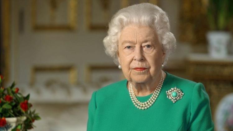 Twitter lacht keihard met de groene jurk van Queen Elizabeth II