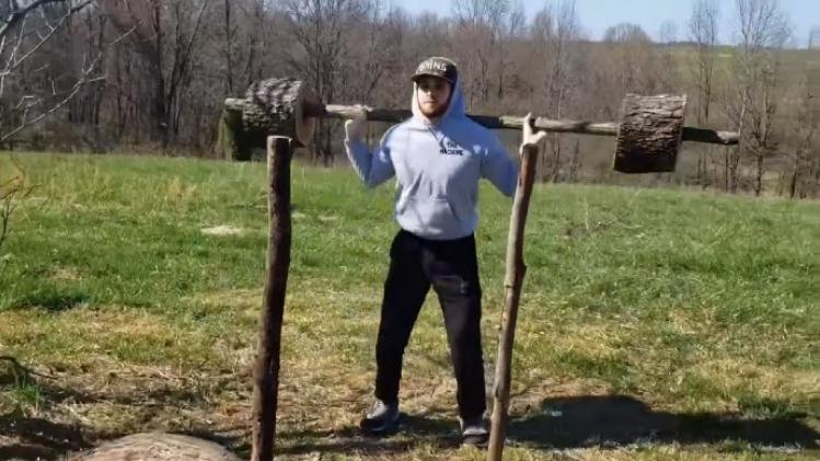 VIDEO. Man timmert eigen fitness in elkaar in achtertuin