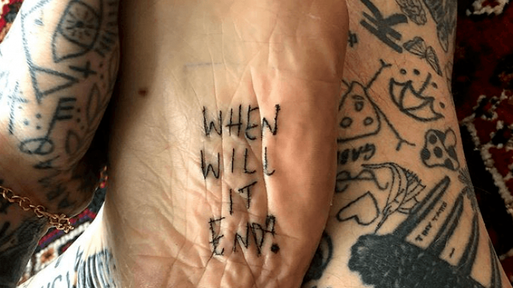 Man geeft zichzelf elke dag een nieuwe tattoo tijdens lockdown