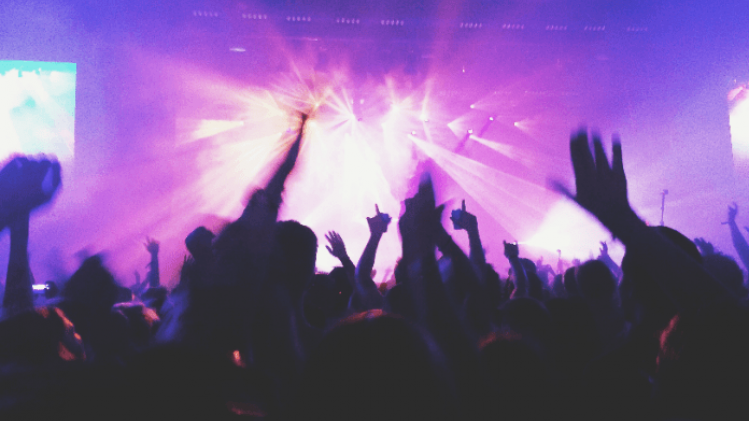 MUZIEK: Vijf online concerten om thuis uit je dak te gaan