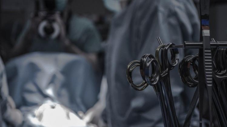 BIZAR. Dokters halen telefoonoplader uit blaas tijdens operatie