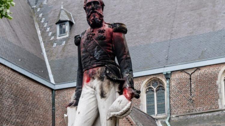 Beklad standbeeld Leopold II weggehaald in Ekeren (video)
