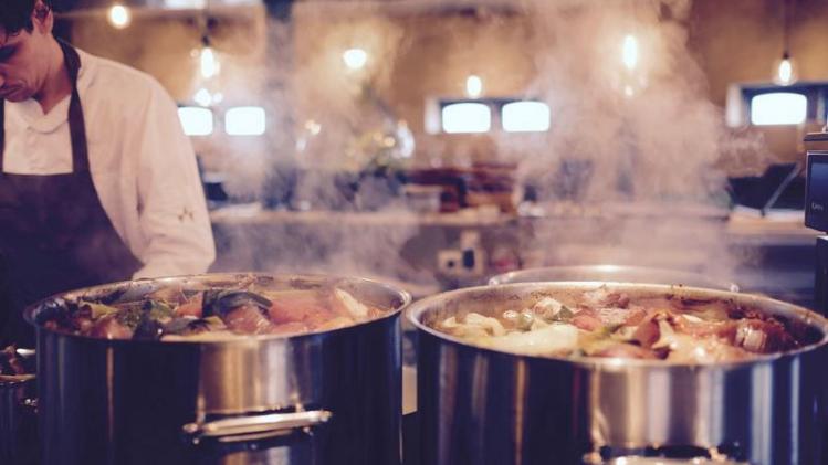 De helft van de Belgen zegt van zichzelf dat hun kookkunsten tijdens de lockdown gevoelig verbeterd zijn. Bovendien heeft driekwart nieuwe culinaire horizonten opgezocht en bereidde bijna de helft van onze landgenoten opvallend meer groenten.